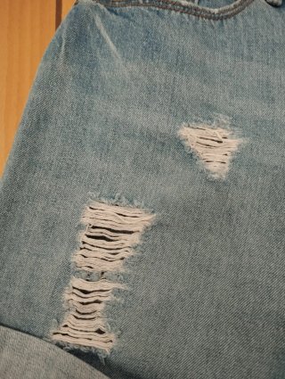 Pantalones cortos vaqueros desgastados