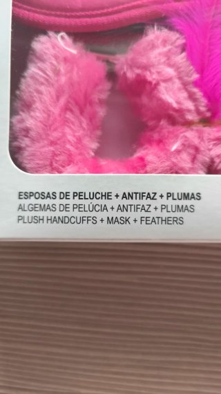 Esposas, antifaz y plumas
