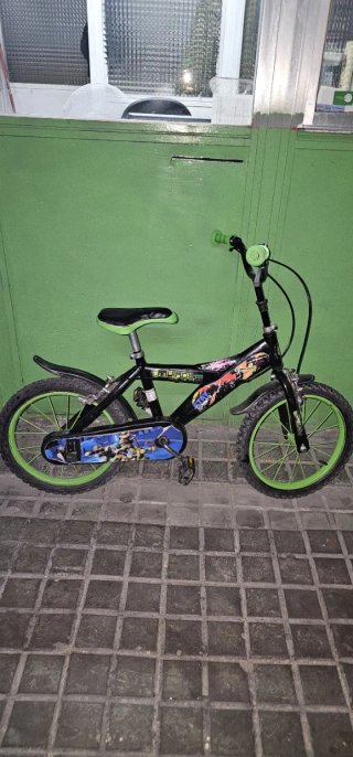 Bicicleta infantil negra con detalles verdes