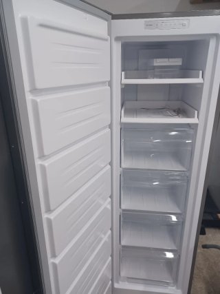 Congelador vertical nuevo con tara
