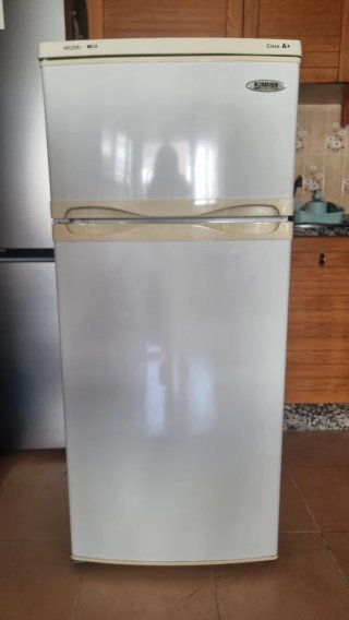 Nevera blanca con congelador