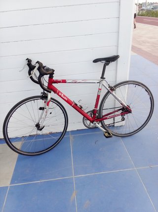 Bicicleta de carretera B'Twin Roja