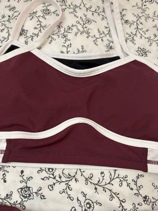 Conjunto deportivo morado y blanco