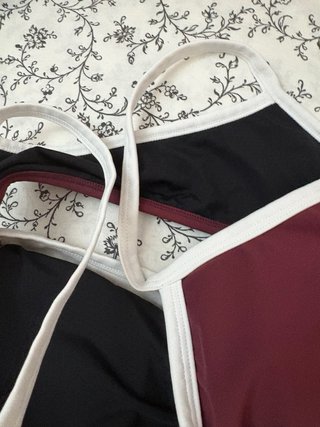 Conjunto deportivo morado y blanco