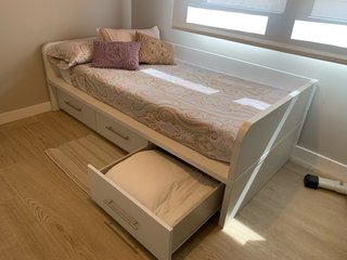 Cama de 90 y columna de almacenaje