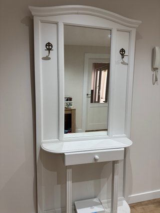 Mueble recibidor blanco con espejo