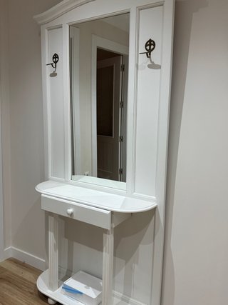 Mueble recibidor blanco con espejo