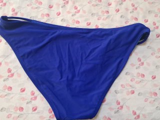 Bikini azul con detalles brillantes