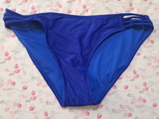 Bikini azul con detalles brillantes
