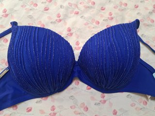 Bikini azul con detalles brillantes