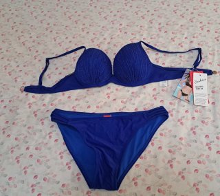 Bikini azul con detalles brillantes