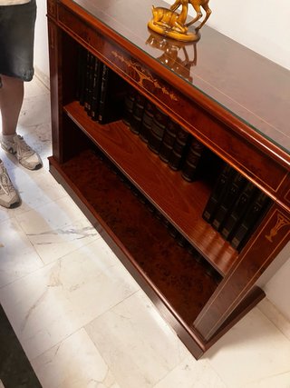 Estantería de madera y cristal