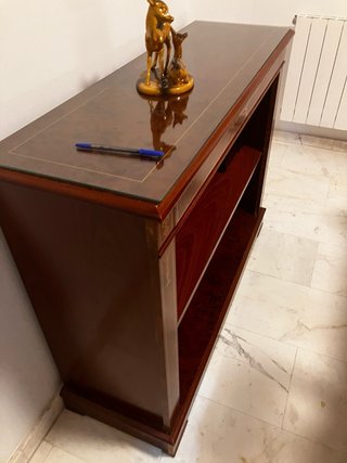 Estantería de madera y cristal