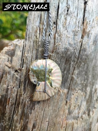 ciondolo con ammonite opalizzata