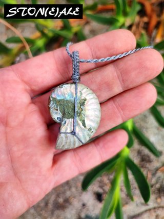 ciondolo con ammonite opalizzata