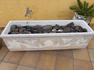 Maceteros de piedra con relieves
