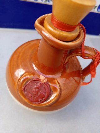 Jarra de cerámica con sello