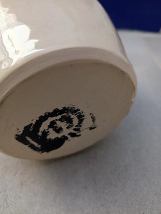 Jarra de cerámica con sello