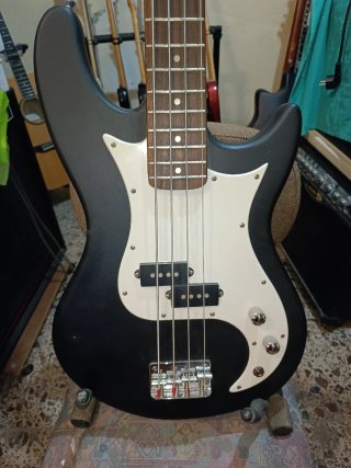 Bajo Behringer