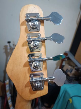 Bajo Behringer