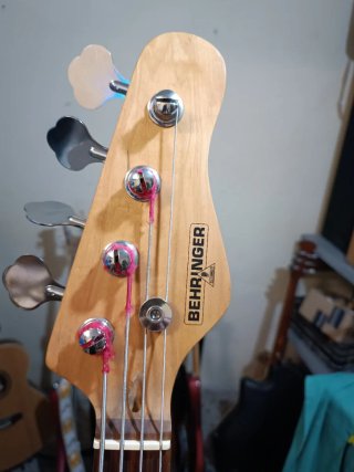 Bajo Behringer