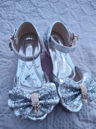 Zapatos plateados niña con lazo talla 28
