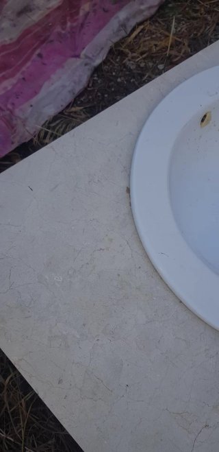 Fregadero con base de mármol.