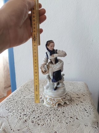 Porcelana Manises Hispania Antigua Figura Mujer