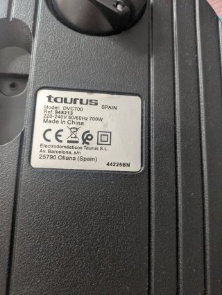 Aspiradora Taurus DVC700 con bolsa