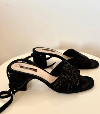 Sandalias negras pedrería