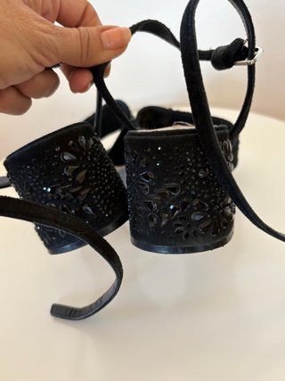 Sandalias negras pedrería