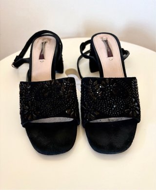 Sandalias negras pedrería