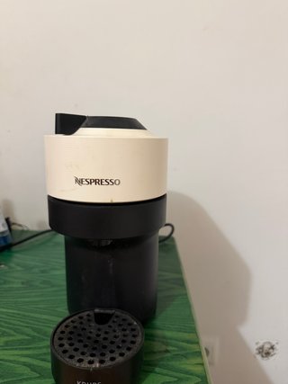 Cafetera Nespresso Beige y Negra