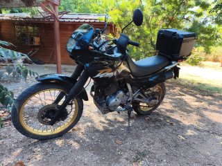 Honda Dominator Negra y Dorada