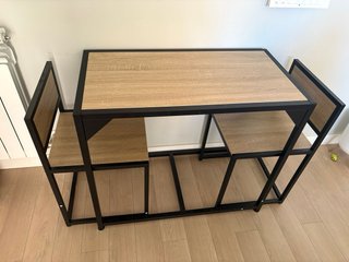 Mesa y 2 Sillas
