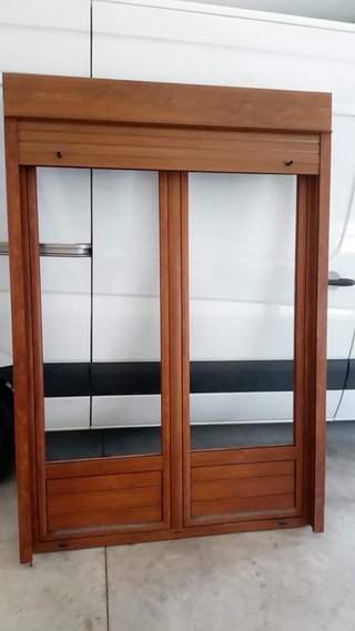 Ventana balconera de madera nueva
