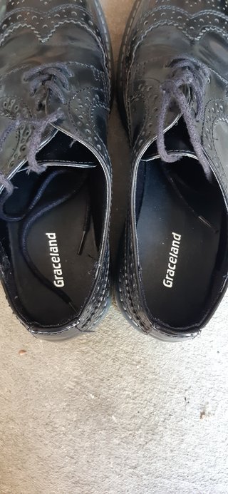 Scarpe stringate nere traforate