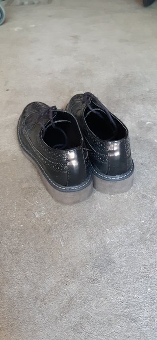 Scarpe stringate nere traforate