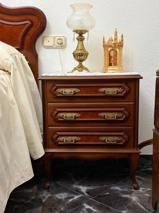 Dormitorio matrimonio completo. Madera y mármol