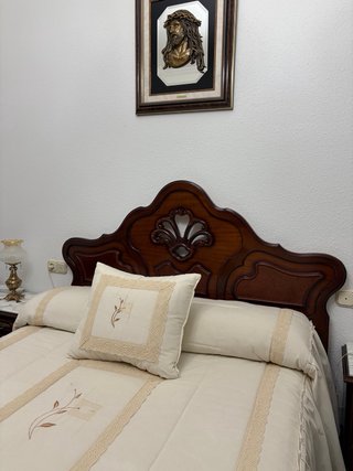 Dormitorio matrimonio completo. Madera y mármol