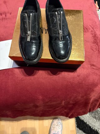 Zapatos negros con cremallera plateada