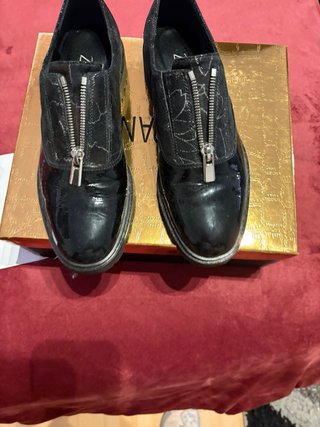 Zapatos negros con cremallera plateada