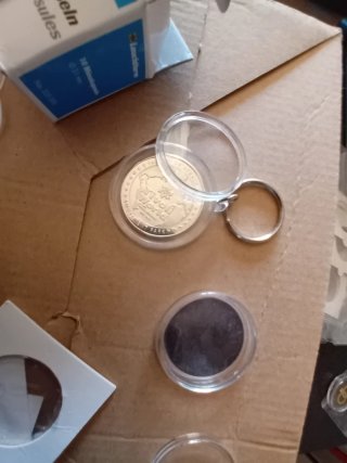 Cápsulas,cartón,llaveros e imanes para monedas