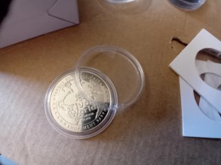 Cápsulas,cartón,llaveros e imanes para monedas