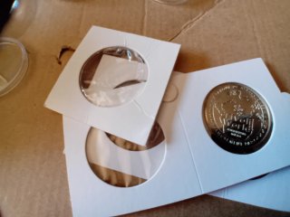 Cápsulas,cartón,llaveros e imanes para monedas