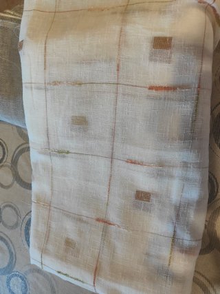 Cortina de tela con diseño a cuadros
