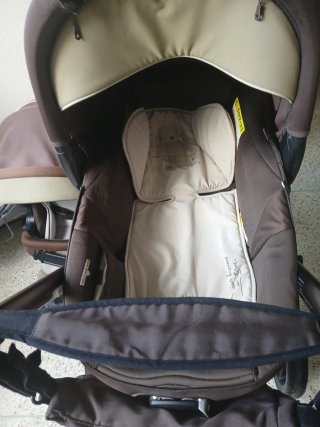 Carrito de bebé marrón