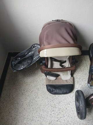 Carrito de bebé marrón
