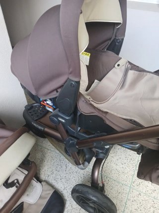 Carrito de bebé marrón