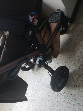 Carrito de bebé marrón